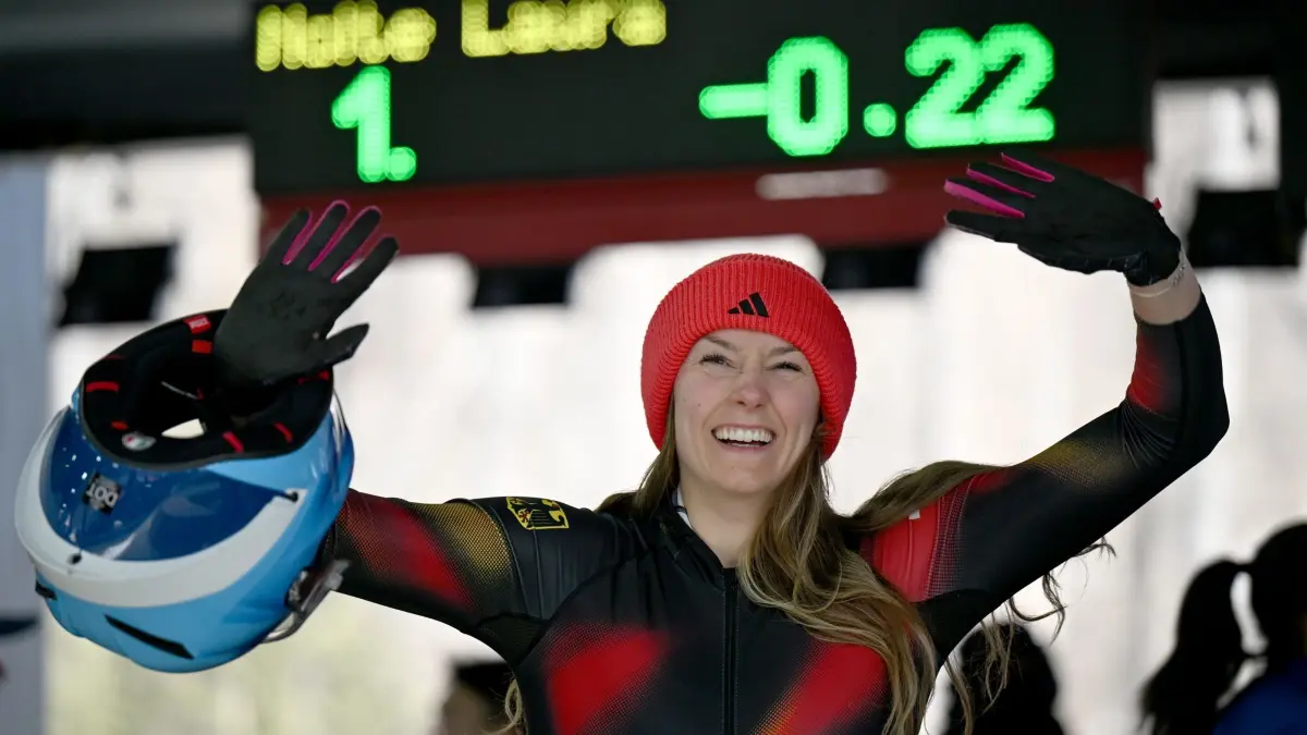 Olympische Winterspiele 2026: 15.02.2026, Italien, Cortina Džampezzo: Olympia, Olympische Winterspiele Mailand Cortina 2026, Bob, Monobob, Vorkampf, Frauen, Durchgang 2 im Cortina Sliding Centre, Laura Nolte (Deutschland) reagiert im Ziel.
Nach zwei von vier Läufen liegt die Bobfahrerin Laura Nolte vorn. (zu dpa: «Wer gewinnt in letzter Olympia-Woche Gold für Deutschland?») Foto: Robert Michael/dpa +++ dpa-Bildfunk +++