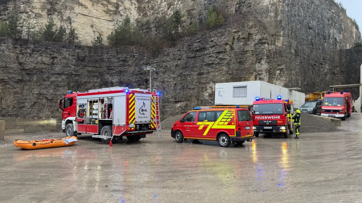 Weil Heizöl ausgelaufen war, rückten die Feuerwehren aus Sulz und Horb zum oberhalb von Fischingen gelegenen Steinbruch aus.