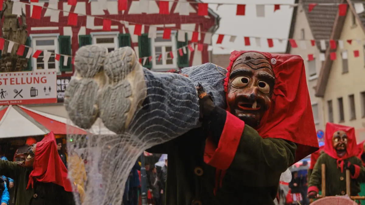 Die Hexen netzen Dich ein beim Fasnet-Umzug in Horb.