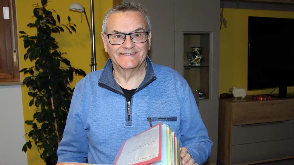 Zahlreiche Ordner mit Zeitungsartikeln und sonstigen Utensilien hat Uli Metzger aus seiner 33-jährigen Tätigkeit angelegt
