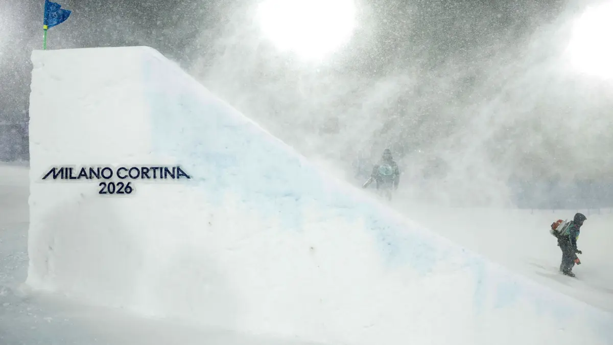 Olympische Winterspiele 2026: 16.02.2026, Italien, Livigno: Olympia, Olympische Winterspiele Mailand Cortina 2026, Ski Freestyle, Big Air, Frauen, Finale, Livigno Snow Park, Schnee weht über die Schanze und die Strecke. Foto: Oliver Weiken/dpa +++ dpa-Bildfunk +++