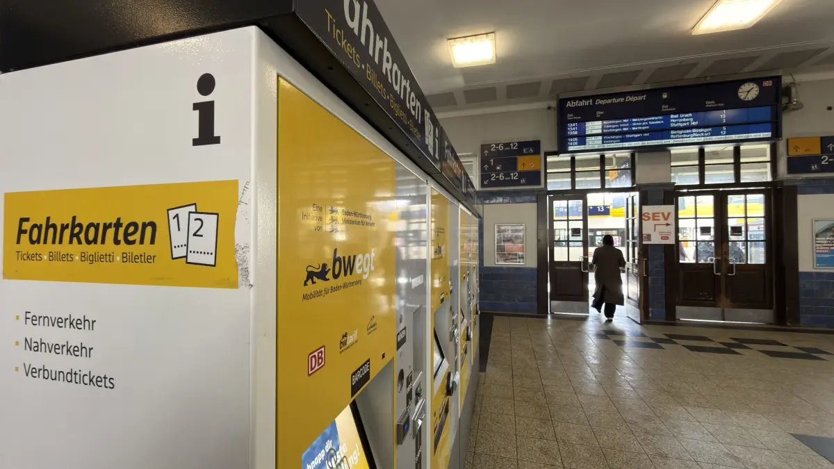 Bahnhof Tübingen bwegt Ticket Automaten Fernverkehr Deutsche Bahn