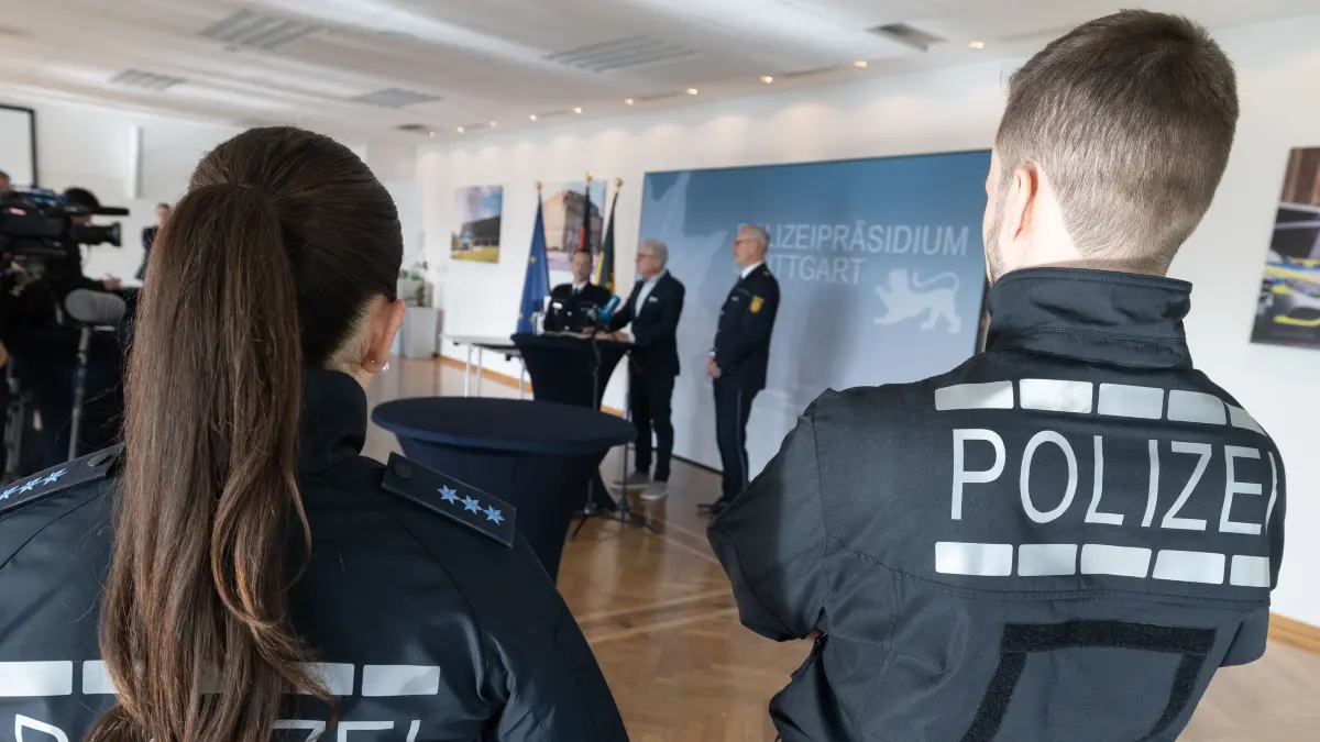 Der Minister für Inneres und Digitalisierung Thomas Strobl stellt im Polizeirevier Stuttgart die neuen Uniformen für Polizistinnen und Polizisten BW vor.