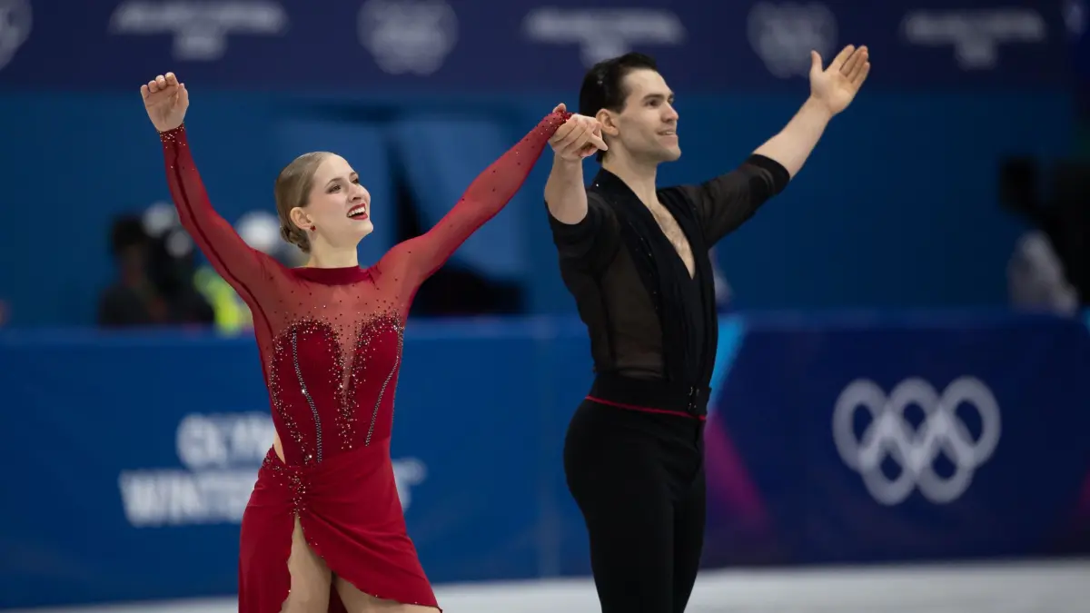 Olympische Winterspiele 2026: 15.02.2026, Italien, Mailand: Olympia, Olympische Winterspiele Mailand Cortina 2026, Eiskunstlauf, Paarlauf, Kurzprogramm, Minerva Hase und Nikita Volodin aus Deutschland stehen auf dem Eis. Foto: Paul Kitagaki Jr./ZUMA Press Wire/dpa +++ dpa-Bildfunk +++