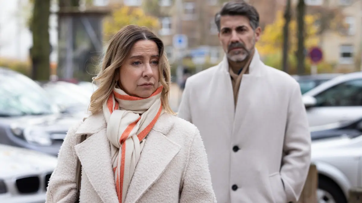 Ferhat (Harun Yildirim) steht unter Zugzwang, Ute (Isabell Hertel) die Wahrheit über seine Vergangenheit mit Dana zu erzählen.