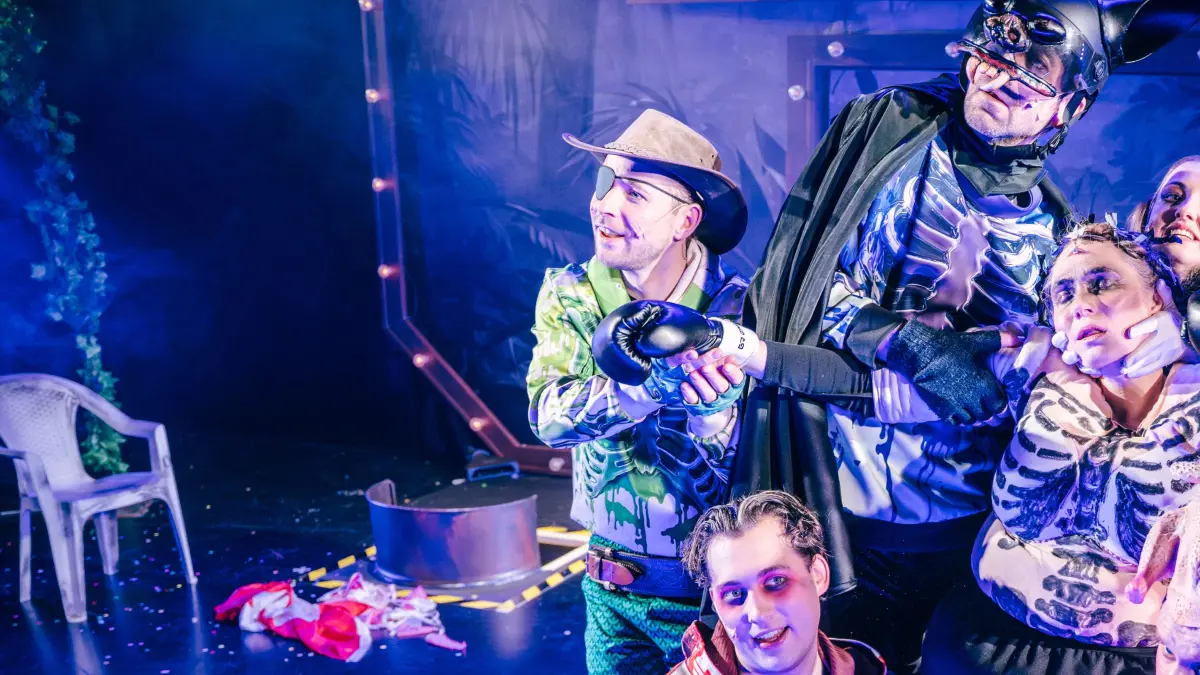 Oben, von links: Krokodil (Leo Kramer), Fledermaus (Rolf Kindermann), Panda (Friederike Pöschel), Fuchs (Sarah Liebert), Boris Baumann (Martin Bringmann), unten von links Ameise (Sebastian Fink) und Huhn (Andres Giglielmettei). Krokodil, Panda, Fuchs und Ameise haben hier leider ihre prächtigen Masken schon nicht mehr auf.