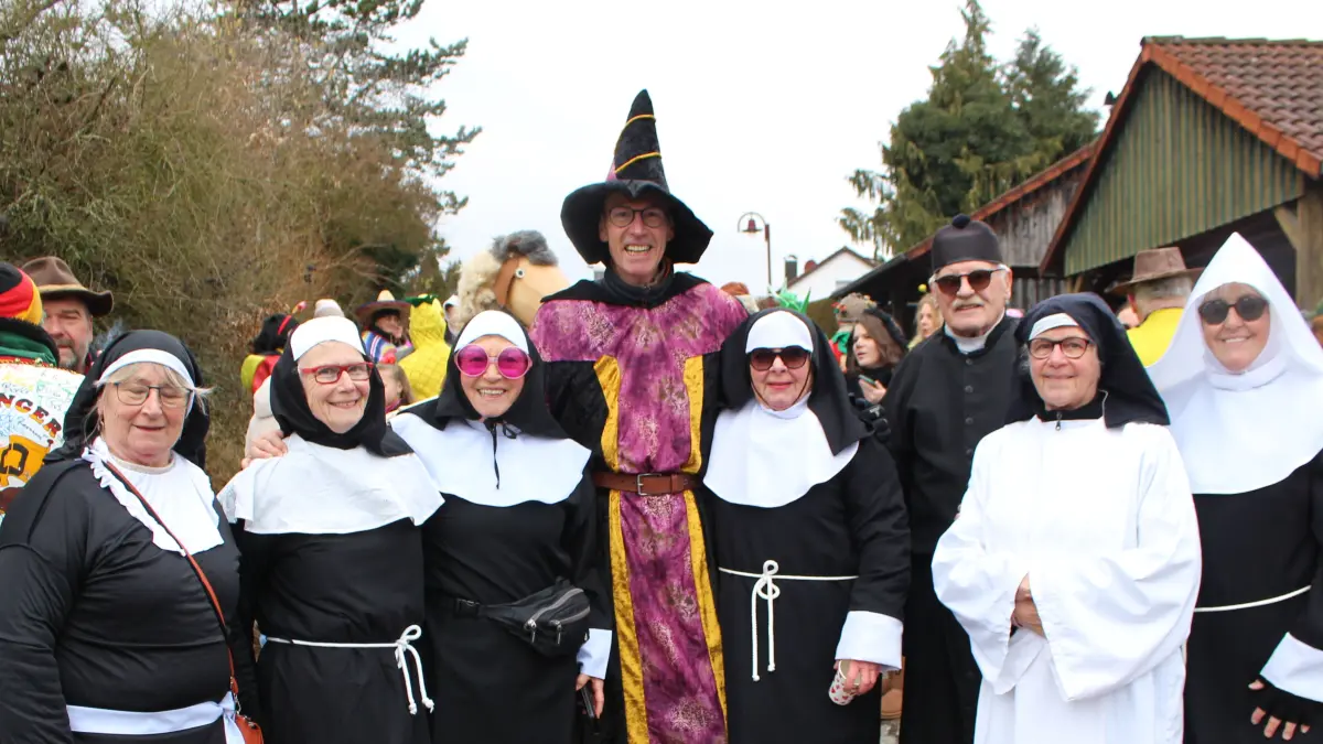 Ein Zauberer mit Klosterfrauen ist nur beim BHB-Faschingsumzug in Gnadental zu sehen