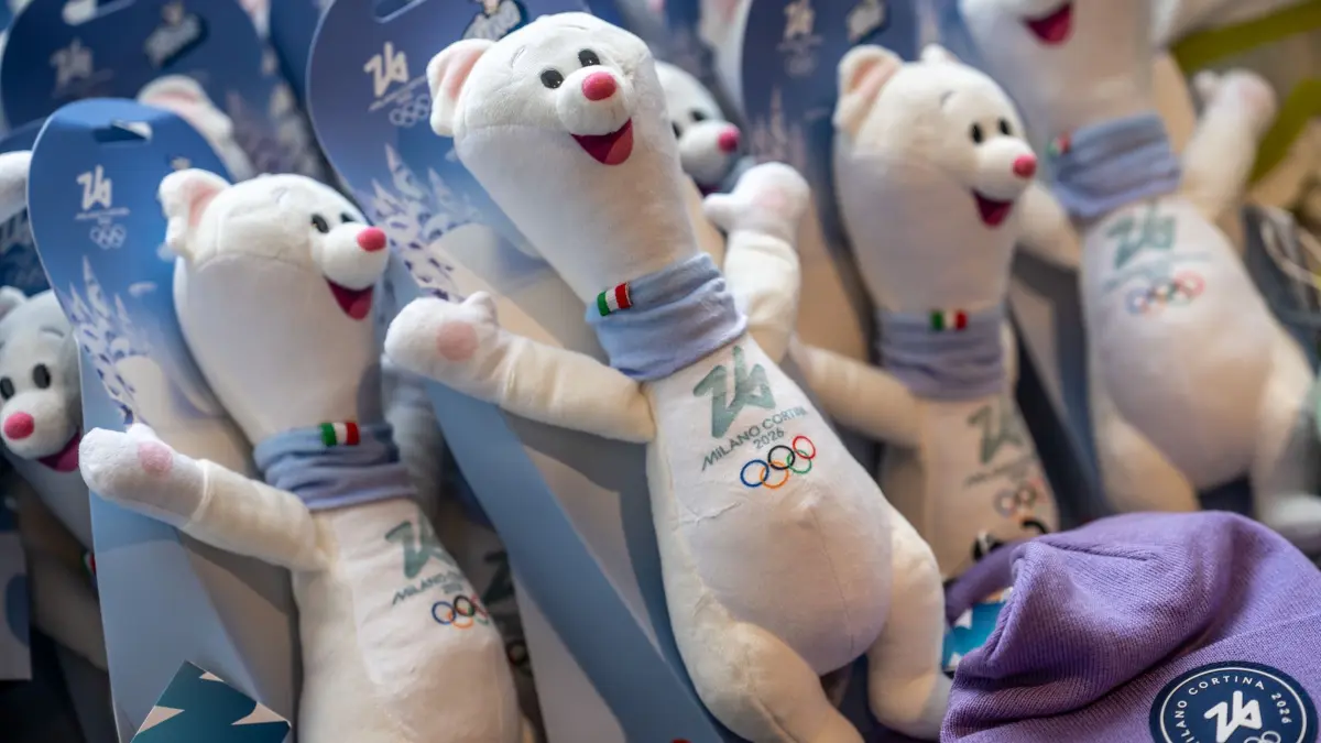 Olympische Winterspiele 2026: ARCHIV - 02.02.2026, Italien, Cortina: Tina, das offizielle Maskottchen der Olympischen Winterspiele 2026 Mailand und Cortina, liegt in einem Merchandising Shop in Cortina bereit. (zu dpa: ««Free Palestine»-Ruf in Olympia-Shop: Folgen für Mitarbeiter») Foto: Michael Kappeler/dpa +++ dpa-Bildfunk +++