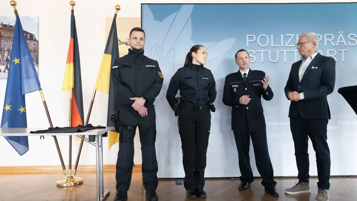 Der Minister für Inneres und Digitalisierung Thomas Strobl stellt im Polizeirevier Stuttgart die neuen Uniformen für Polizistinnen und Polizisten BW vor.