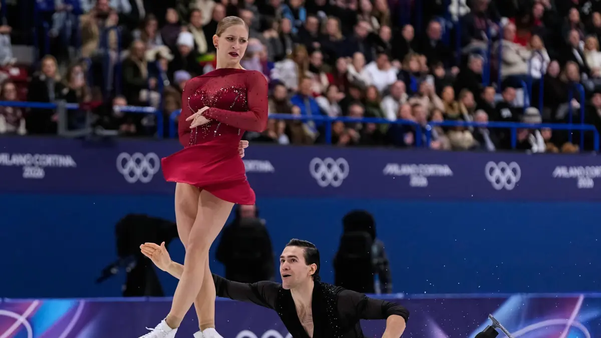 Olympische Winterspiele 2026: 15.02.2026, Italien, Mailand: Olympia, Olympische Winterspiele Mailand Cortina 2026, Eiskunstlauf, Paarlauf, Kurzprogramm, Minerva Hase und Nikita Volodin aus Deutschland stehen auf dem Eis. Foto: Ashley Landis/AP/dpa +++ dpa-Bildfunk +++