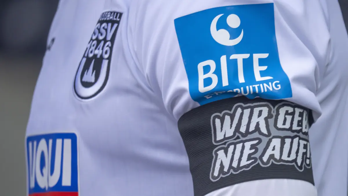 SSV Ulm 1846 Fußball gegen Alemannia Aachen, 3. Liga, 24. Spieltag, Donaustadion, Dennis Dressel, Kapitän, Kapitänsbinde, Wir geben nie auf, Symbol, Heimtrikot 2025/2026, Wappen