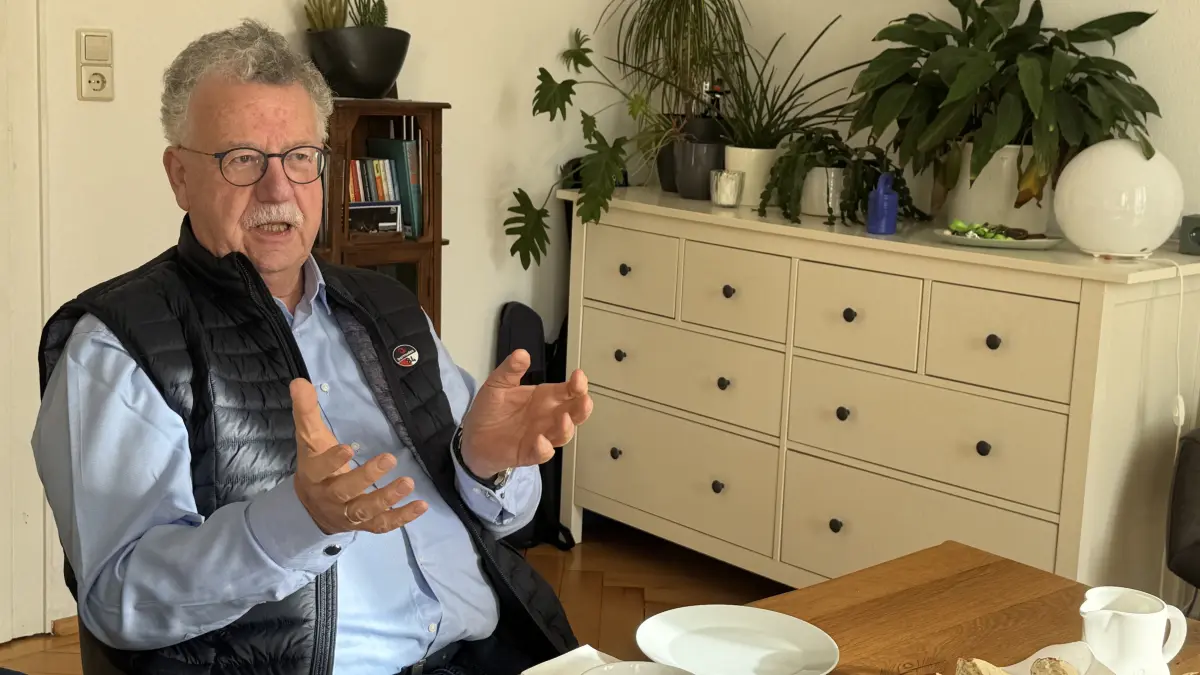 Zufriedene Bilanz: Hans-Joachim Fuchtel im Gespräch über vier Jahrzehnte Politik ohne einen einzigen Fehltag. Sein Fazit: Wer mit dem Herzen dabei ist, den motiviert die Anerkennung der Menschen auch nach 35 Jahren Bundestag noch immer.