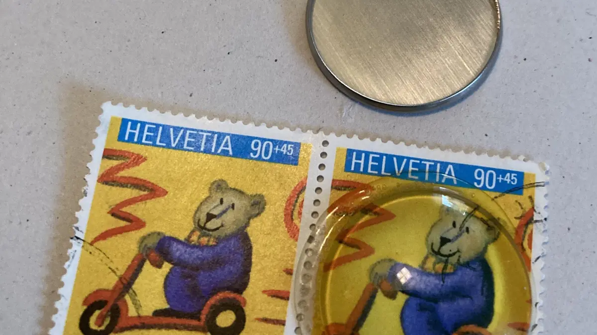 Melanie Martin arbeitet für ihre jüngste Benefizaktion mit Briefmarken.