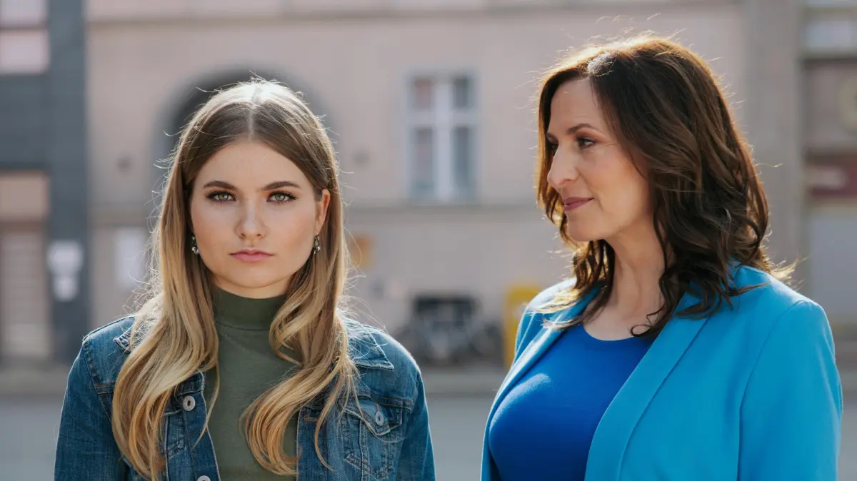 Johanna (Charlott Reschke) ahnt nicht, dass sich ihre Mutter Katrin (Ulrike Frank) um ihre Sicherheit sorgt.