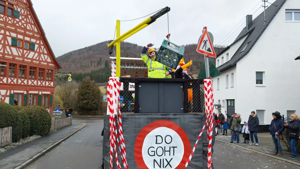 "Do goht nix": Mit dem Baustellenkran wird ein Kasten Bier manövriert.