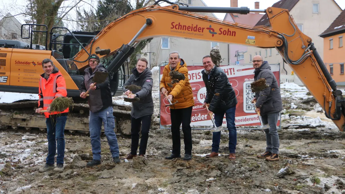 MKG-Geschäftsführer Falko Schrade (Zweiter von rechts) beim Spatenstich für den Neubau in der Schrozberger Innenstadt.