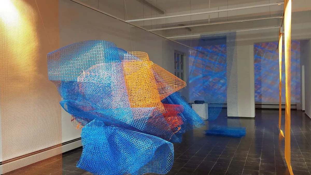 In ihrer Ausstellung „Das andere Dazwischen“ nimmt die Installationskünstlerin Stef Stagel den Raum der Alten Post mit auf und macht ihn mit zum Bestandteil ihrer Kunst.