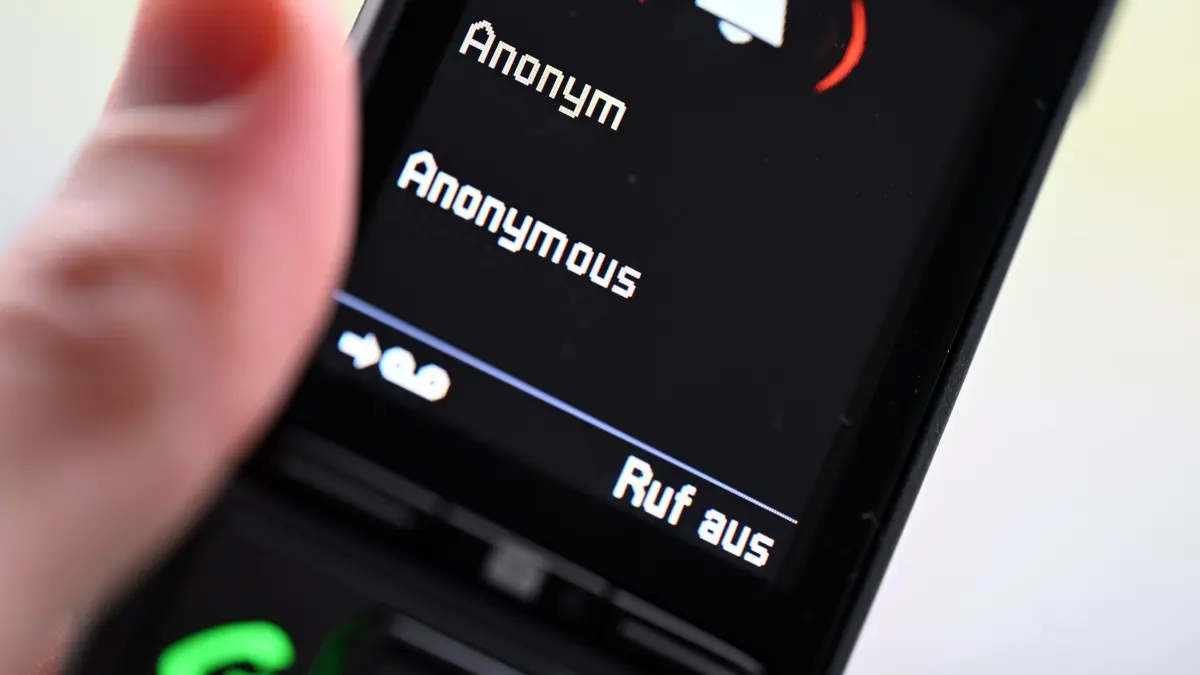 Festnetz-Telefon auf dem ein anonymer Anruf eingeht: ARCHIV - Aufklärung hilft: Enkeltrick, Schockanrufe und Missbrauch von Vollmachten sind häufige Gefahren über die Pflegebedürftige informiert werden sollten. (zu dpa: «Enkeltrick und Co.: So schützen Sie Angehörige vor Betrug») Foto: Wolf von Dewitz/dpa-Zentralbild/dpa-tmn - Honorarfrei nur für Bezieher des dpa-Themendienstes +++ dpa-Themendienst +++