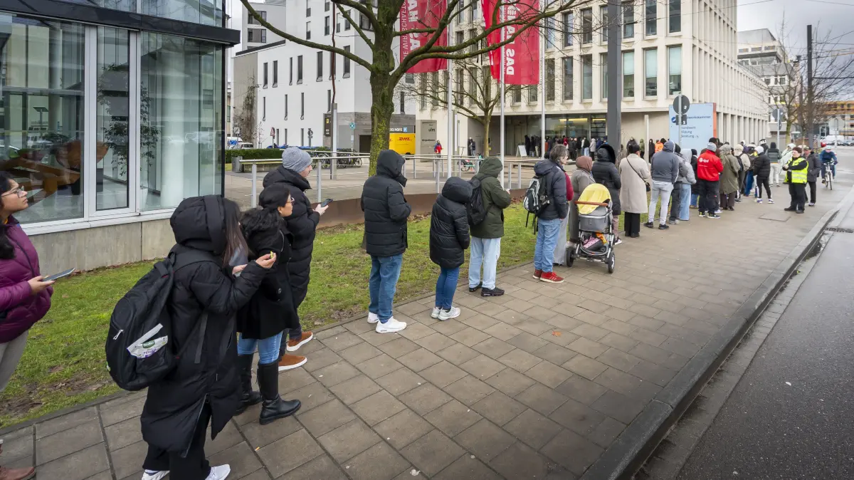 Warteschlangen vor der Ausländergebörde OlgaStraße Amt für öffrntliche Ordnung Bürgerzentrum