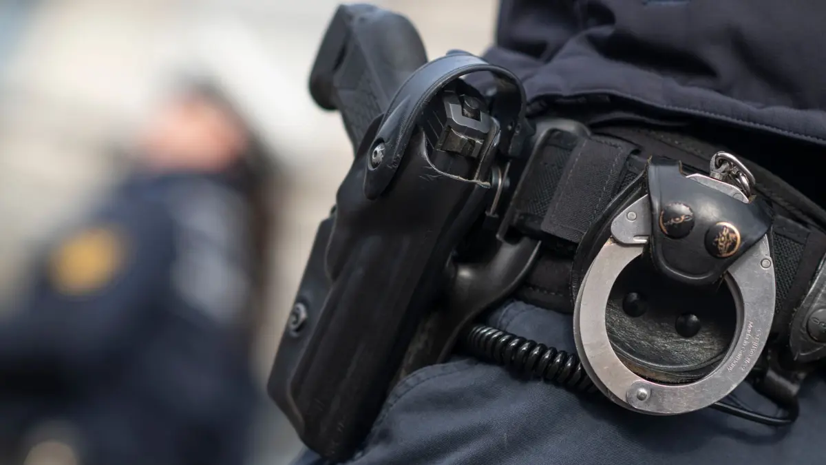 Polizei Baden-Württemberg: ILLUSTRATION - 20.11.2025, Baden-Württemberg, Stuttgart: Ein Polizist und eine Polizistin der Polizei Baden-Württemberg stehen in einem Industriegebiet. (gestellte Szene) (zu dpa: «Rund 50 Taten – Ermittler nehmen Serien-Einbrecher fest») Foto: Marijan Murat/dpa +++ dpa-Bildfunk +++