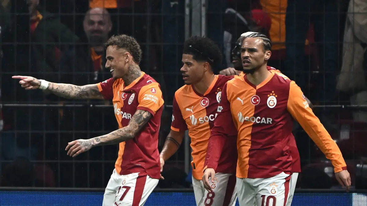 Galatasaray's Dutch forward #77 Noa Lang (L) celebrates scoring his team's fourth goal during the UEFA Champions League, knockout round play-off 1st leg, football match between Galatasaray SK and Juventus FC at the Rams Park in Istanbul on February 17, 2026. (Photo by YASIN AKGUL / AFP)