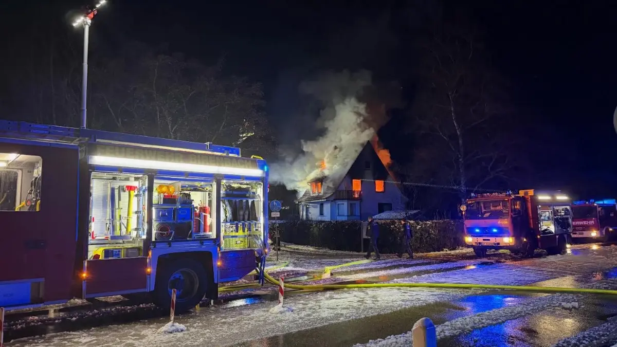 In der Nacht auf Montag kam es bei einem Haus in Rechberghausen zu einem Dachstuhlbrand. Das Gebäude ist unbewohnbar, die Gemeinde sammelt Spenden für die beiden Bewohner.