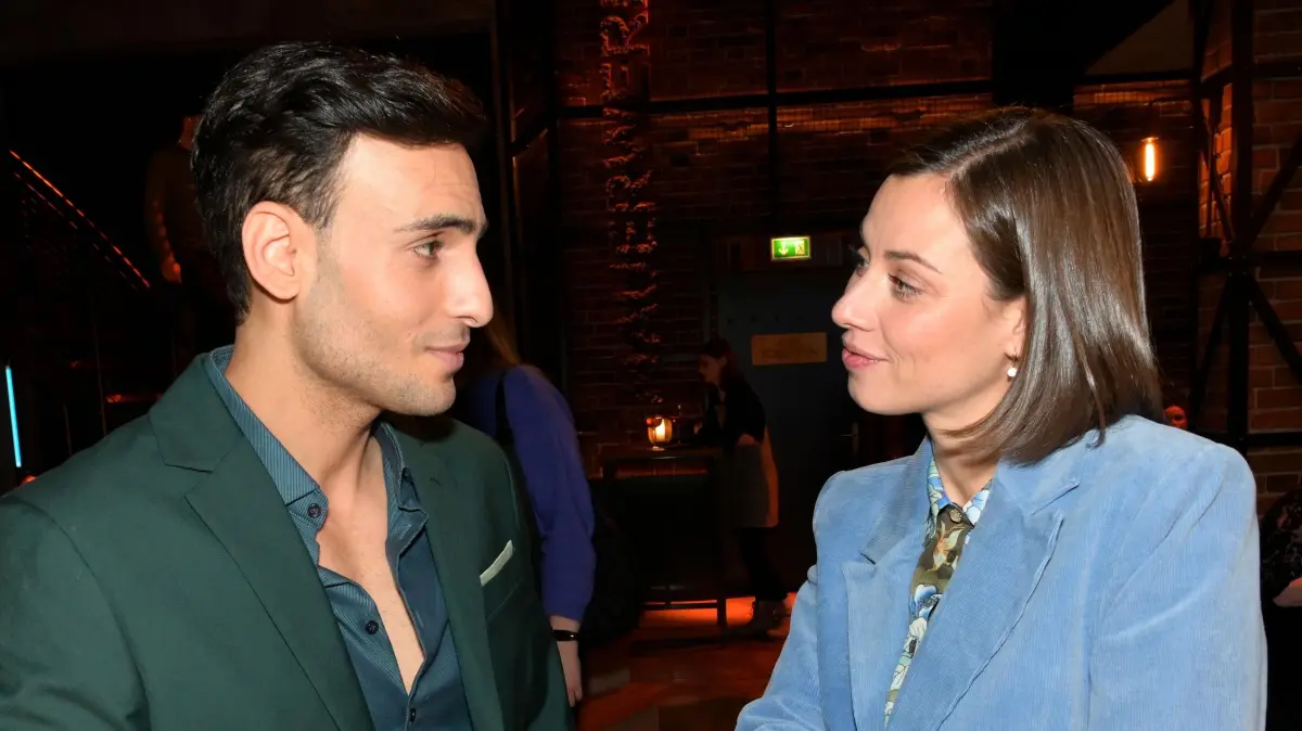 Nihat (Timur Ülker) und Matilda (Anna-Katharina Fecher) kommen sich näher.