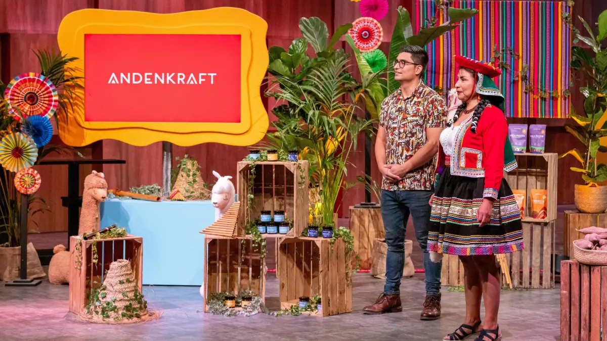 Justinian Gomez Moreno stellt am 23. Februar 2026 in „Die Höhle der Löwen“ sein Produkt Bierbommel vor.
