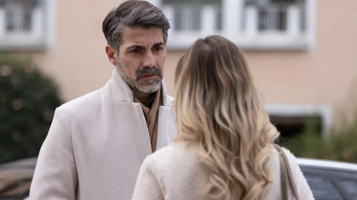Ferhat (Harun Yildirim) gesteht Ute (Isabell Hertel), in der Vergangenheit nicht immer treu gewesen zu sein.