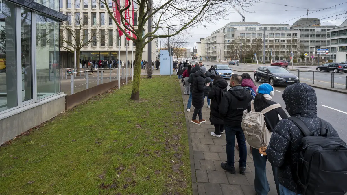 Warteschlangen vor der Ausländergebörde OlgaStraße Amt für öffrntliche Ordnung Bürgerzentrum