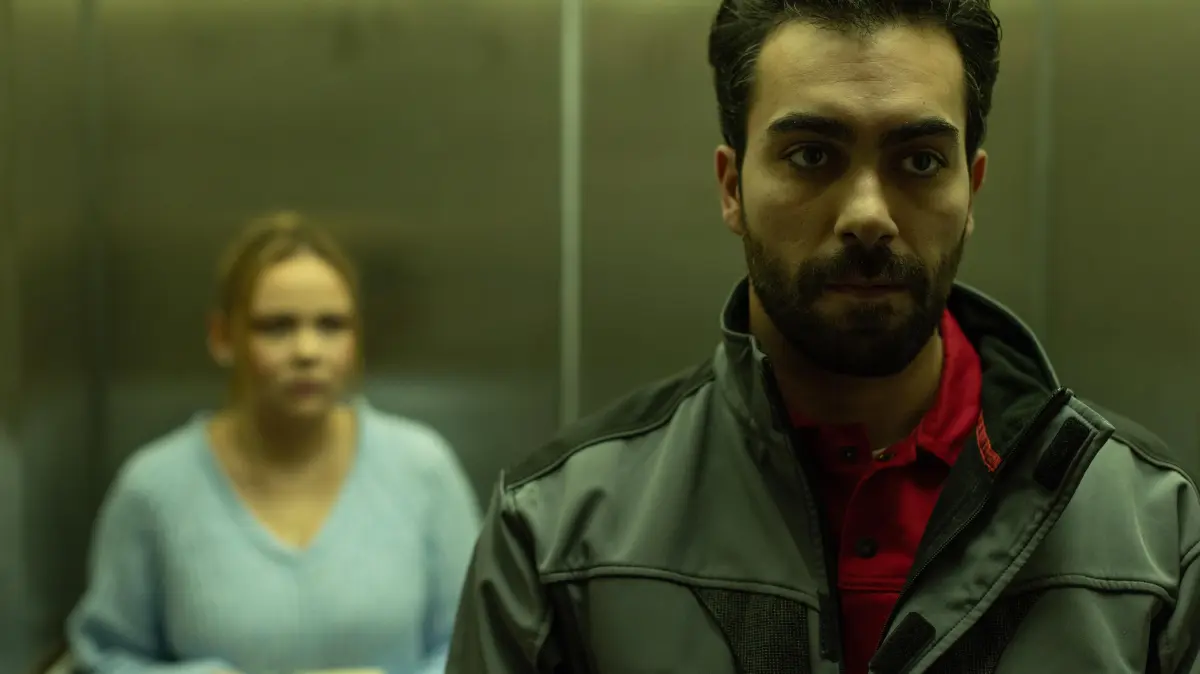 Baris (Metehan Demiröz) fängt sich von Ronja (Theresa Traser) eine resolute Ansprache ein, seine Anspannung nicht an ihr auszulassen.