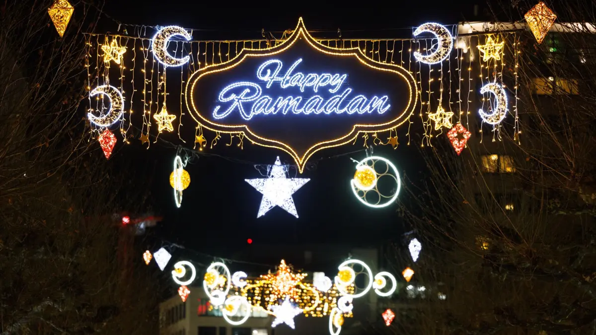 Frankfurt schaltet Ramadan-Beleuchtung in der Freßgass ein: ACHTUNG: SPERRFRIST 17. FEBRUAR 17:45 UHR. - ARCHIV - 26.02.2025, Hessen, Frankfurt/M.: Über der Freßgass von Frankfurt leuchtet der Schriftzug «Happy Ramadan». (zu dpa: «Diese Stadt schaltet zu Ramadan besondere Lichter an») Foto: Lando Hass/dpa +++ dpa-Bildfunk +++
