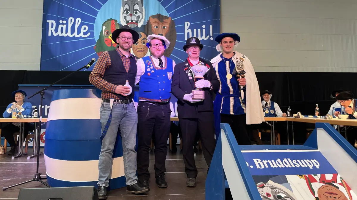 51. Bruddelsupp in Zwiefalten. Zeremonienmeister Tobias Aierstock, Zunftmeister Stefan Schmid, Pokal-Sieger Bruno Auchter und Burggraf Florian Mack (von links). Narrenzunft Rälle