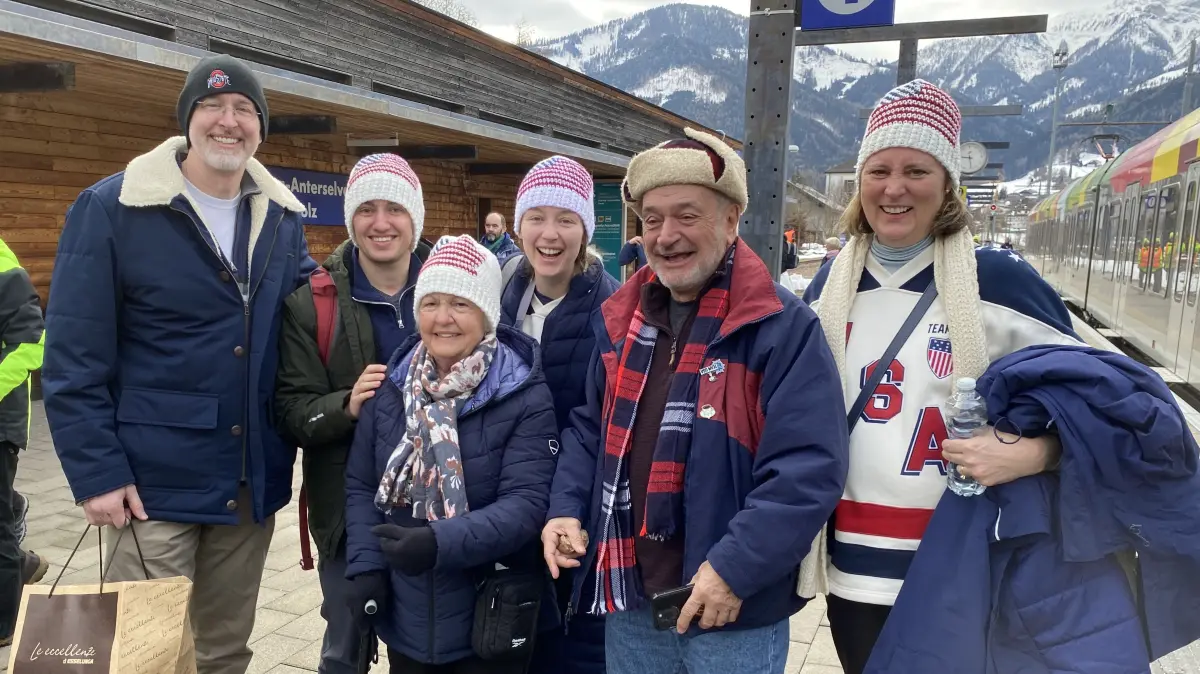 Michael (links) und seine Familie aus Cleveland. Die Mützen in US-Farben hat die Tochter gestrickt.