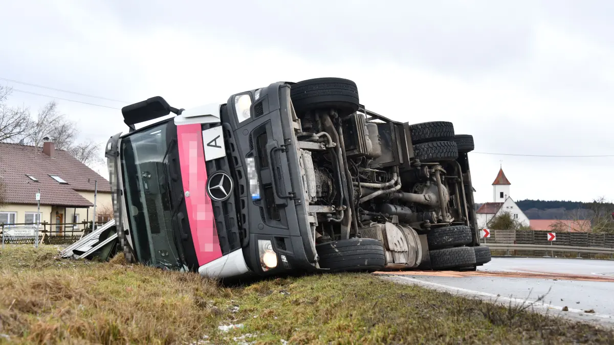 Am Dienstagmorgen ist ein Lastwagen auf der B465 bei Altsteußlingen umgekippt.