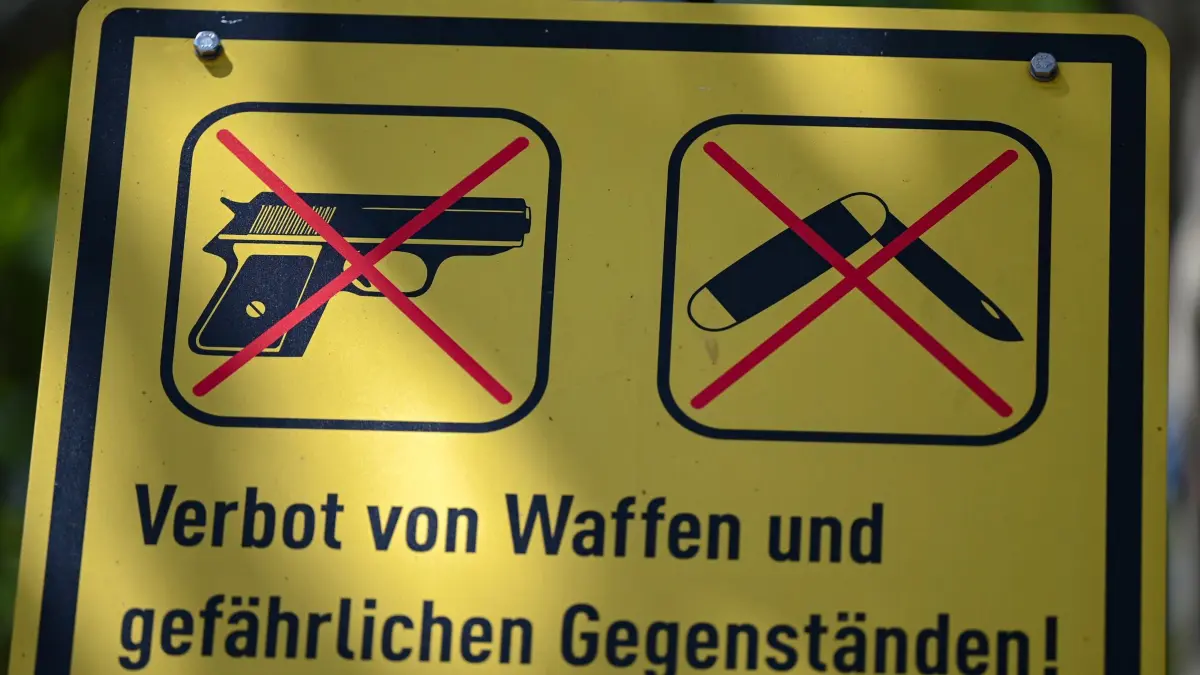 Waffenverbotszonen: ARCHIV - 04.08.2022, Hessen, Wiesbaden: Ein Sonderzeichen mit durchgestrichenen Symbolen weist auf ein Verbot von Waffen und gefährlichen Gegenständen hin. (zu dpa: «Waffenverbot im ÖPNV – Land zieht positive Bilanz») Foto: Arne Dedert/dpa +++ dpa-Bildfunk +++