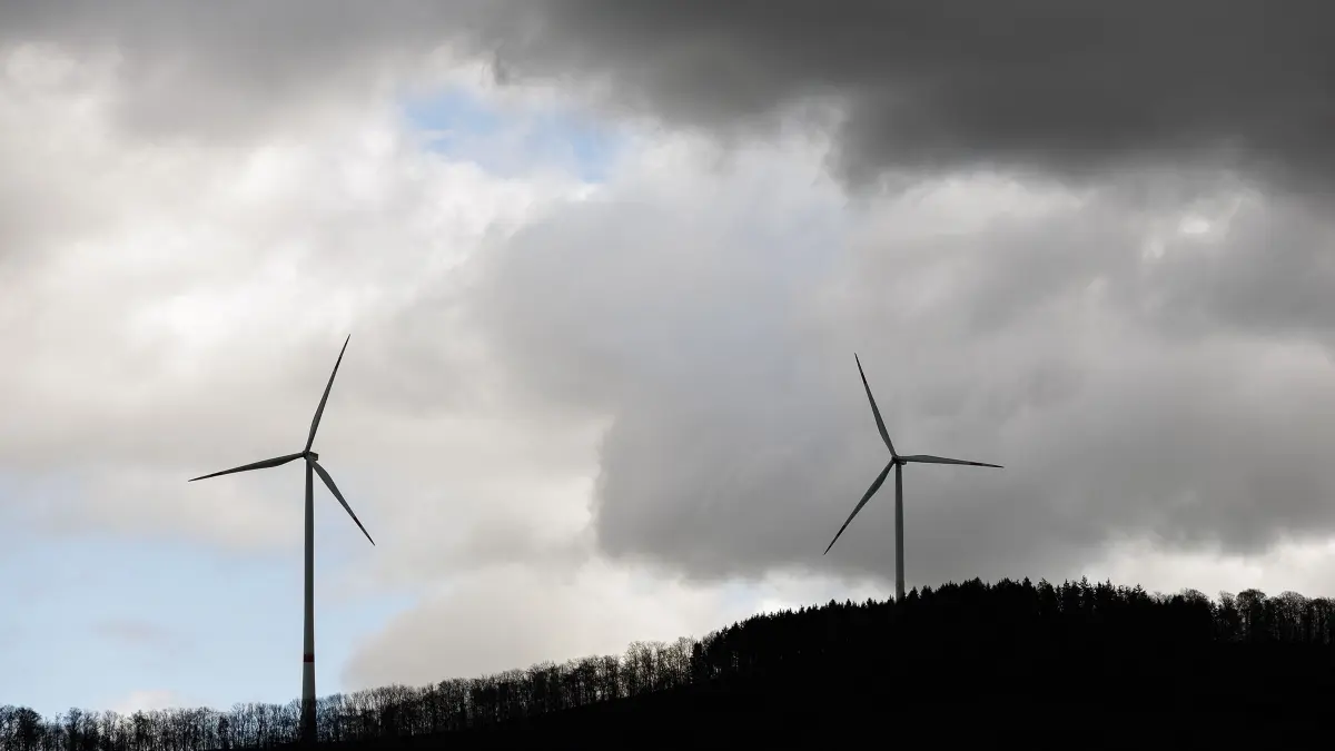 Während über die Errichtung von Windkraftanlagen am Schnittlinger Berg schon seit Jahren diskutiert wird, drehen sich auf der Kuchalb schon länger die Windräder.