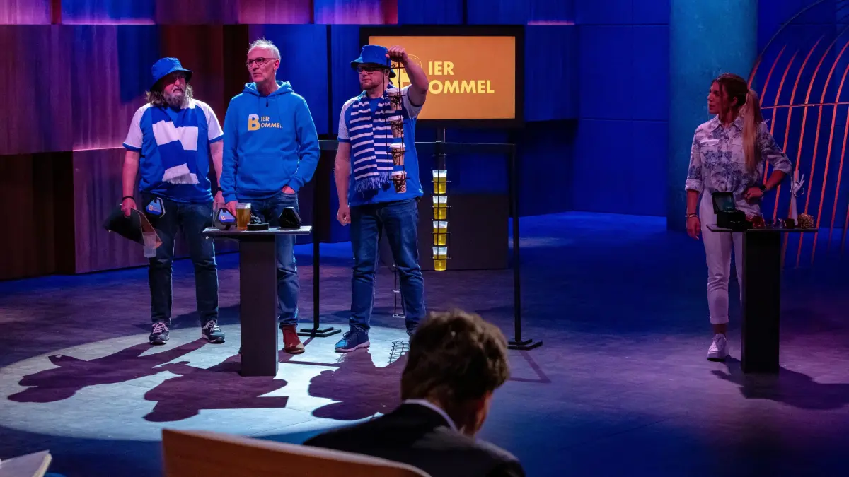 Heinz von Gersum (M.) stellt am 23. Februar 2026 in „Die Höhle der Löwen“ im Battle-Pitch sein Produkt Bierbommel vor.