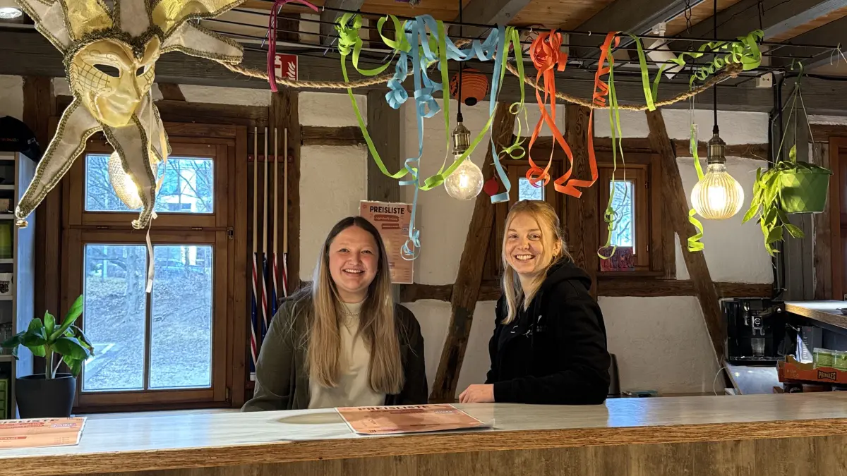 Franziska Eisele (links) und Carina Neumann lassen den Kindern und Jugendlichen im Hölzle in Ebingen den nötigen Freiraum.