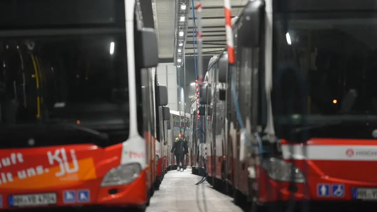 Warnstreik bei Teilen des Hochbahn-Busverkehrs: 17.02.2026, Hamburg: Mitarbeiterinnen und Mitarbeiter der Hochbahn AG streiken am Busbetriebshof Langenfelde. Pendler müssen sich vorübergehend auf Einschränkungen im Hamburger Busverkehr einstellen. Viele Linienbusse der Hamburger Hochbahn werden heute nicht oder nur eingeschränkt fahren. Hintergrund ist ein von der Gewerkschaft Verdi angekündigter Warnstreik. Foto: Marcus Brandt/dpa +++ dpa-Bildfunk +++