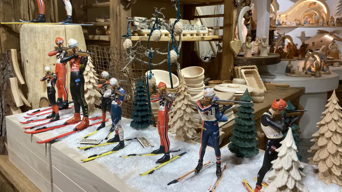 Biathleten, aus Holz geschnitzt.