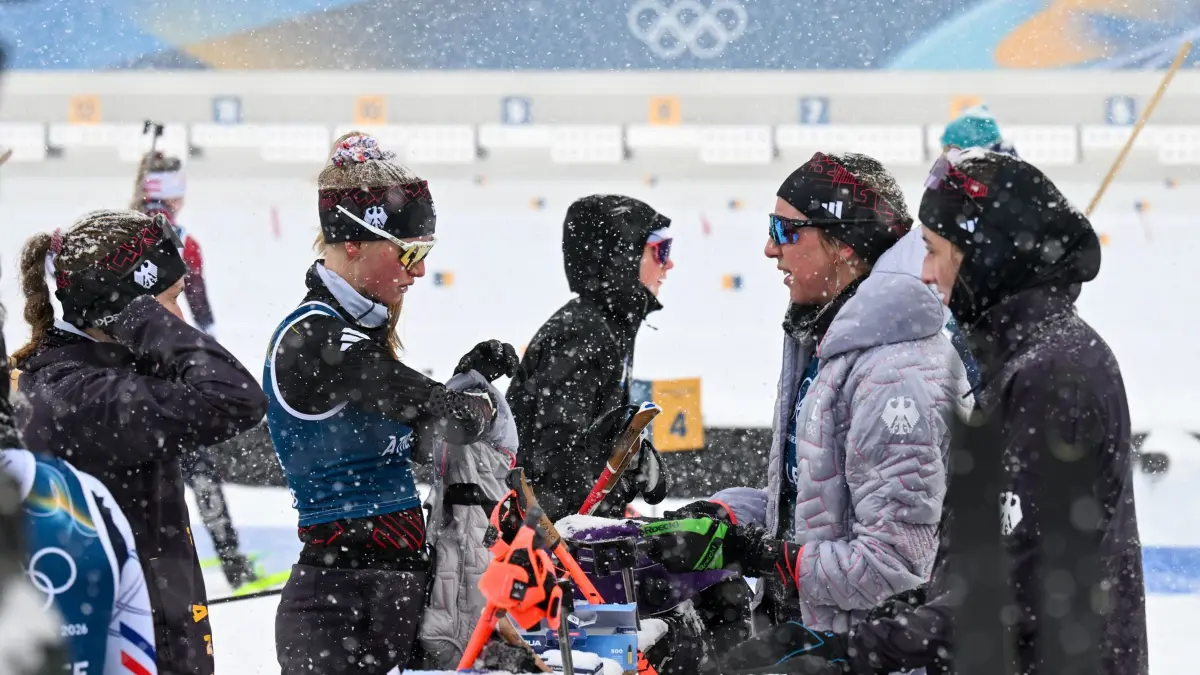 Olympische Winterspiele 2026: 17.02.2026, Italien, Antholz: Olympia, Olympische Winterspiele Mailand Cortina 2026, Biathlon, Training, Deutschlands Biathletinnen trainieren im Schnee am Schießstand (l-r) Janina Hettich-Walz, Julia Tannheimer, Franziska Preuß und Vanessa Voigt. Foto: Hendrik Schmidt/dpa +++ dpa-Bildfunk +++