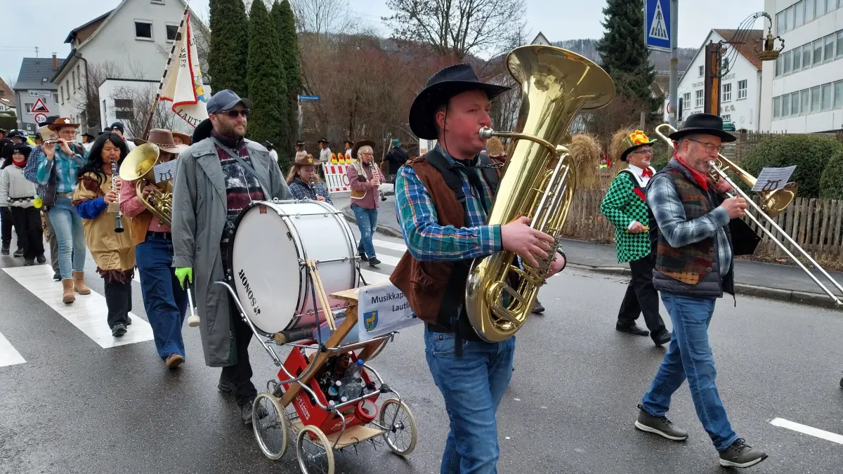 Die Musikkapelle Frohsinn Lautlingen führte den Dorfumzug an.