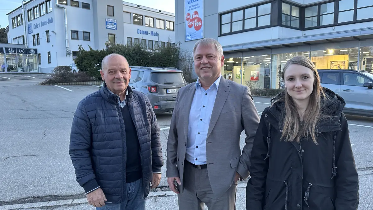 Hans Leopold, Rainer Müller und Sarah Bühler freuen sich auf den verkaufsoffenen Sonntag vom HGV Geislingen - erstmals zentriert auf dem Vorplatz des Kleider Müllers.