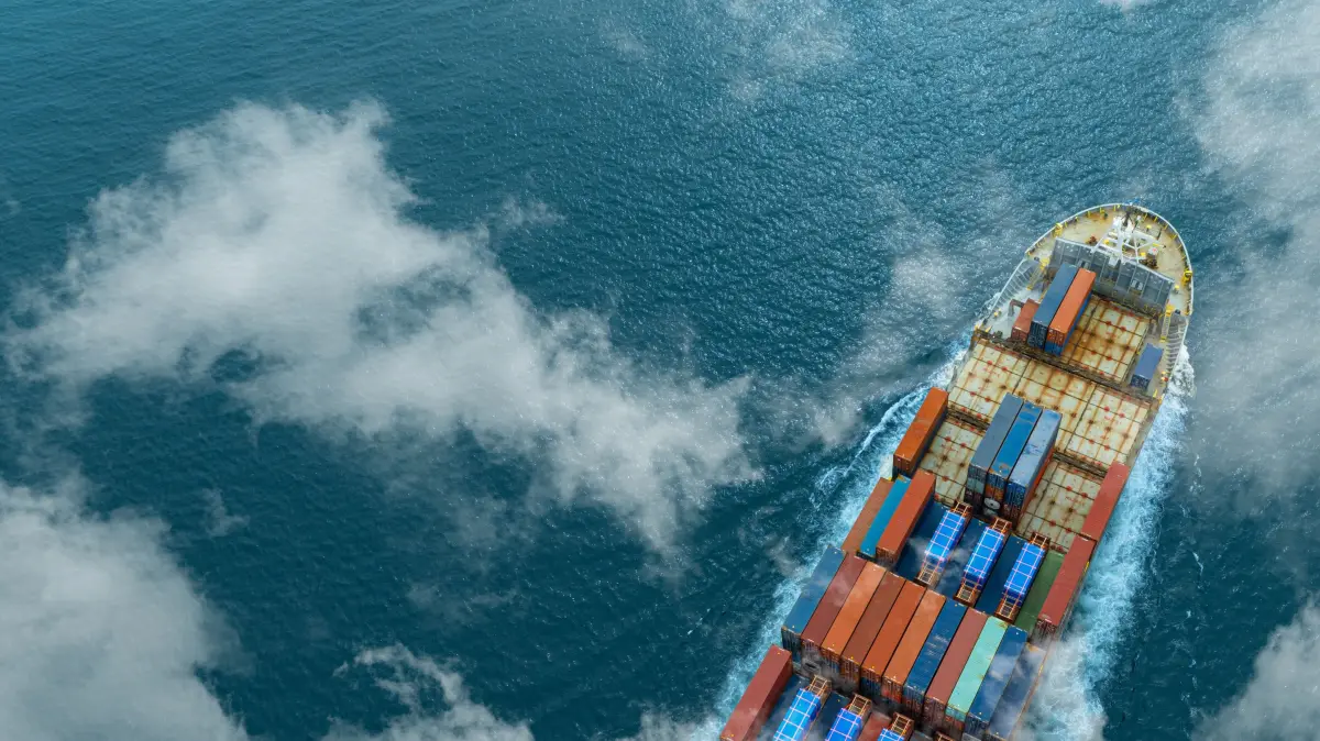 Beachten: nur redaktionelle Nutzung! Luftaufnahme des Gütertransportsystems: Frachtschiffcontainer. Internationaler Transport, Export-Import-Geschäft, Logistik, Konzepte der Transportbranche. 1764168714 Download am 27.2.26 für SWP, Wirtschaft. Foto: © Photo Sesaon/adobe.stock.com