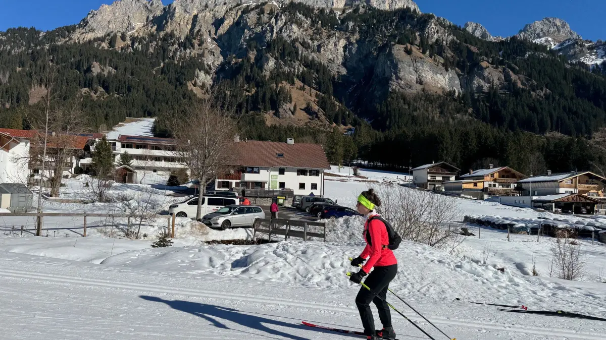 Direkt am Haldenseehaus (im Hintergrund mit grüner Wand-Fahne) der Göppinger Sektion Hohenstaufen des Deutschen Alpenvereins vorbei führt die idylllische Langlaufloipe durch das Tannheimer Tal.