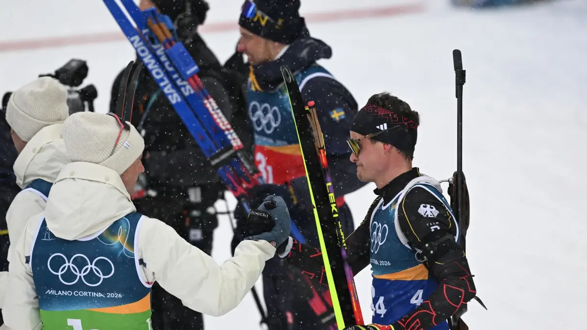 Olympische Winterspiele 2026: 17.02.2026, Italien, Antholz: Olympia, Olympische Winterspiele Mailand Cortina 2026, Biathlon, Männer, Staffel 4 x 7,5 Kilometer in der Anterselva Biathlon Arena, die deutsche Staffel um Philipp Horn (Deutschland, r)klatscht mit den Zweitplatzierten Norwegern um Johan-Olav Botn (Norwegen, l) im Ziel ab. Foto: Hendrik Schmidt/dpa +++ dpa-Bildfunk +++