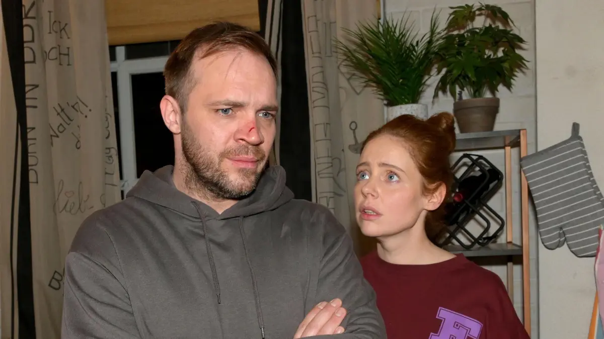 Erik (Patrick Heinrich) betrügt seit vielen Wochen seine Ehefrau Toni (Olivia Marei).