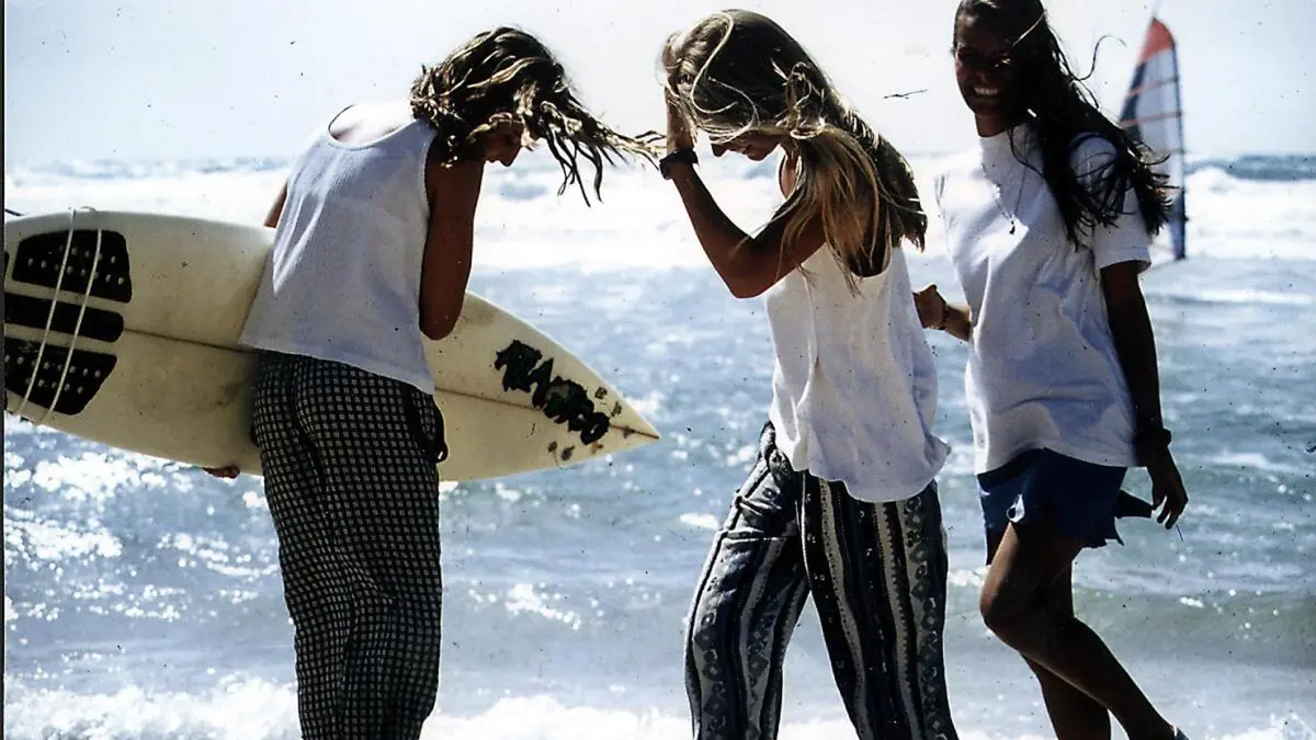 Der Surfkurs für Teens an der französischen Atlantikküste wird von einer VDWL-anerkannten Wellenreiterschule durchgeführt. Die Kursleiter stimmen die Inhalte speziell auf die Teilnehmer ab (Symbolbild).