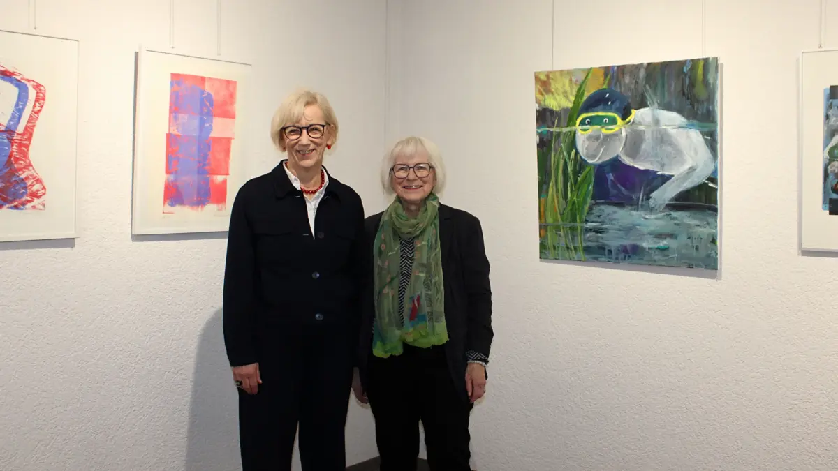 Hannelore Schubert (links) und Renate Schöck vor ihren Werken in der Stadtbücherei Pfullingen.